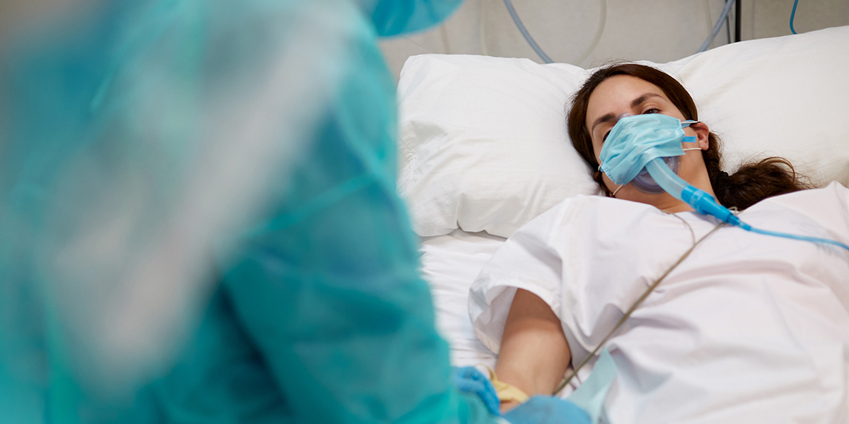 Infermera atent pacient amb problema respiratori SATSE Catalunya